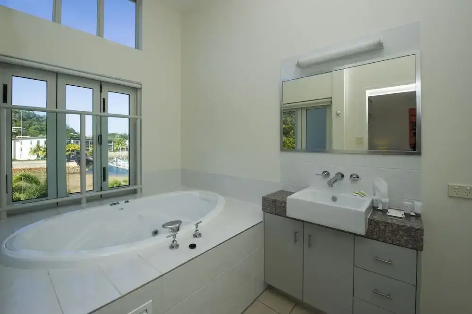 Beachside Magnetic Harbour Holiday Apartments