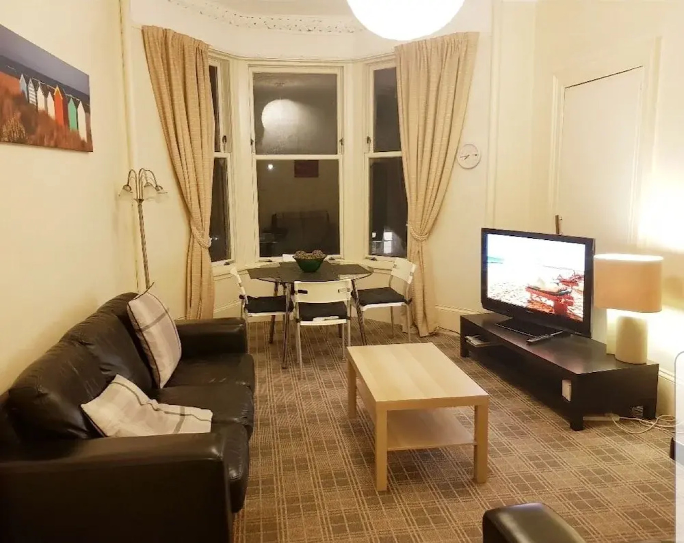 2 Bed Flat - Sleeps 4 - Parking - Wifi
