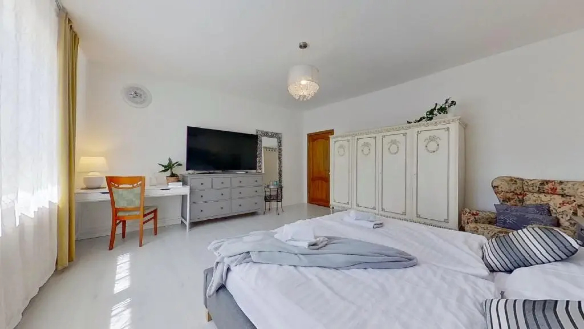 Ron De Mar #1 modern room