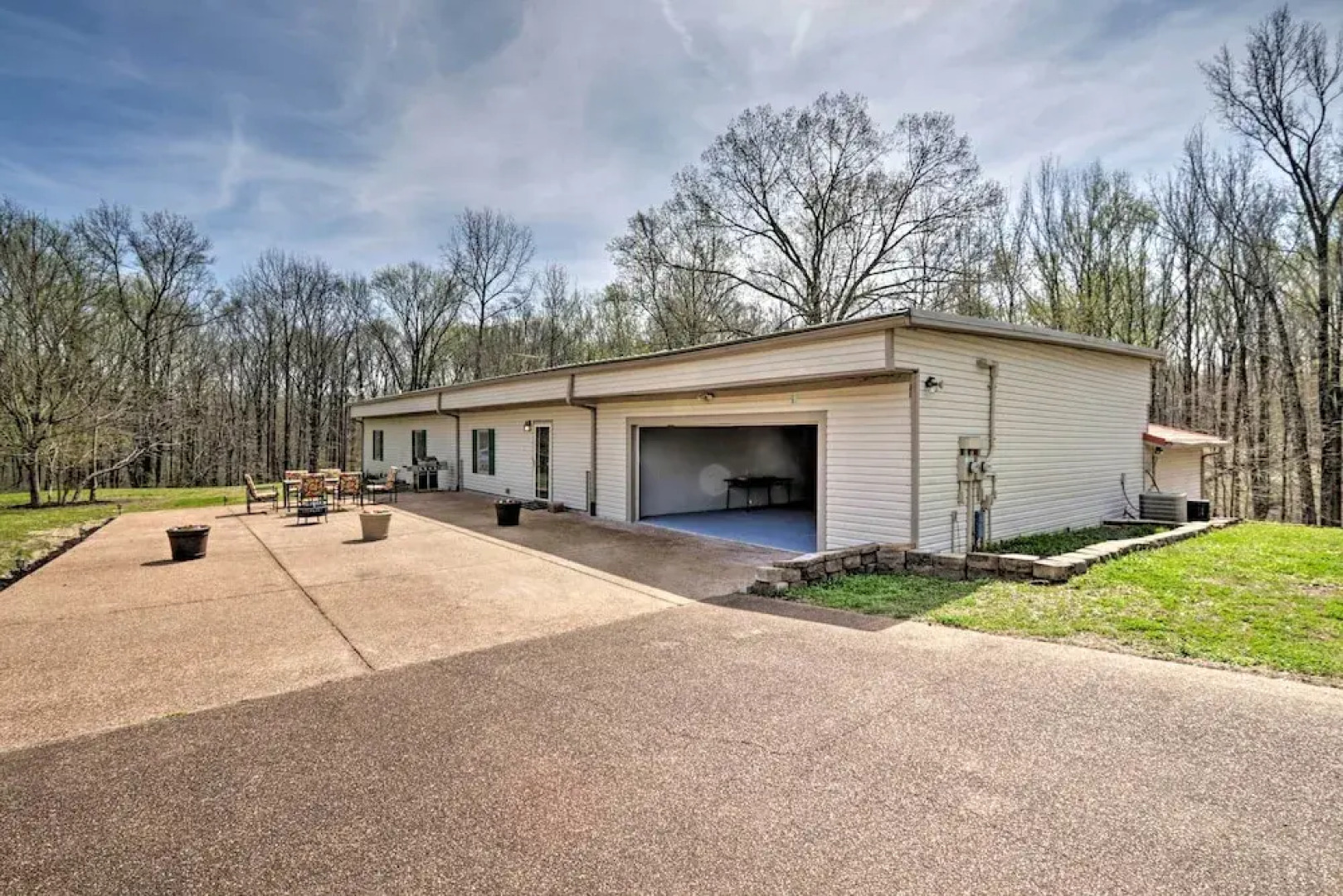 Quiet Memphis Home on 20 Acres: 10 Mi to Downtown!