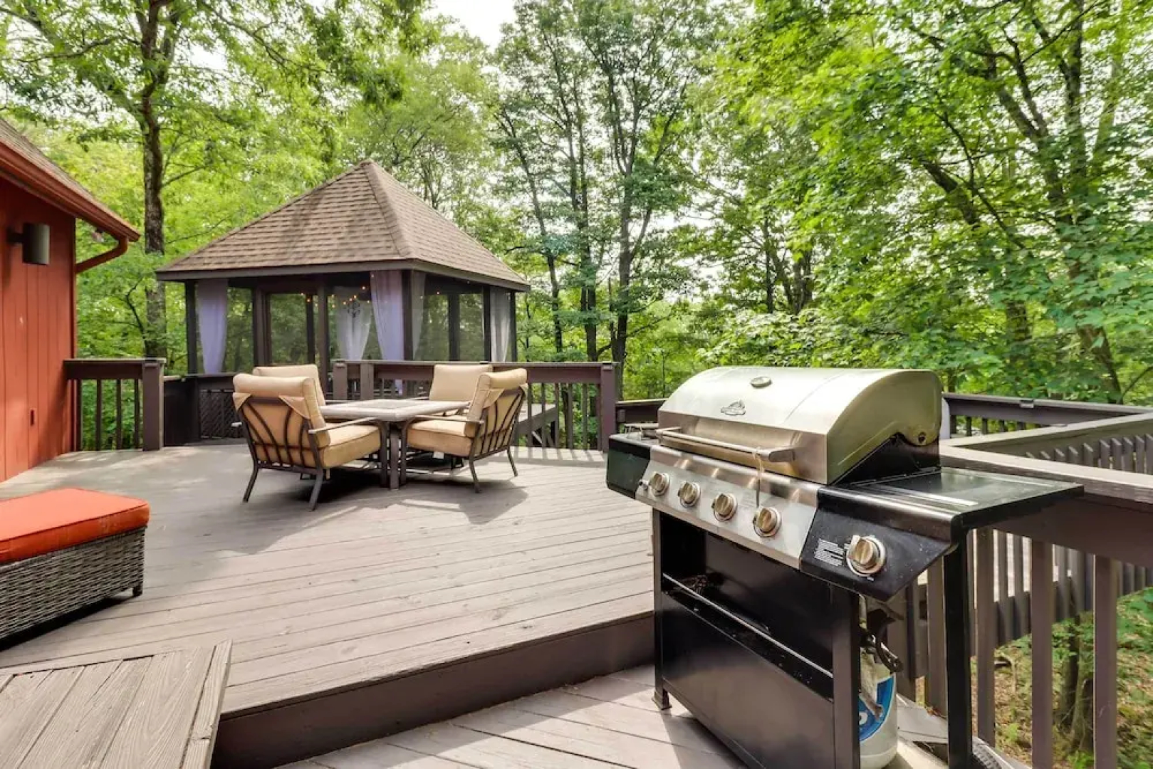 Outdoor Theater, Deck & Fire Pit: Poconos Retreat