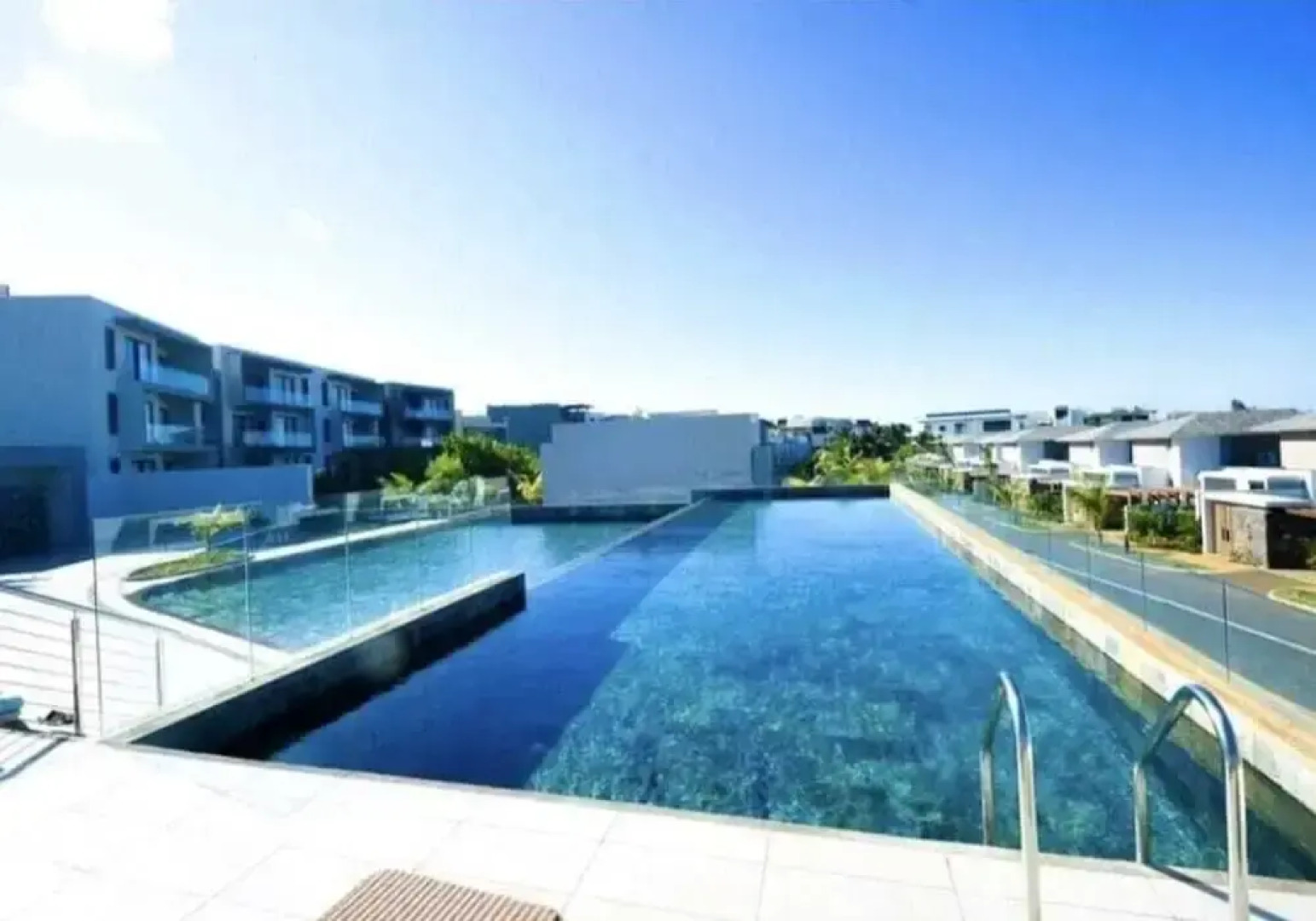 Azuri Apartment with Beach, Pools, Gym, Restaurants, Spa, Boats, kids Corner