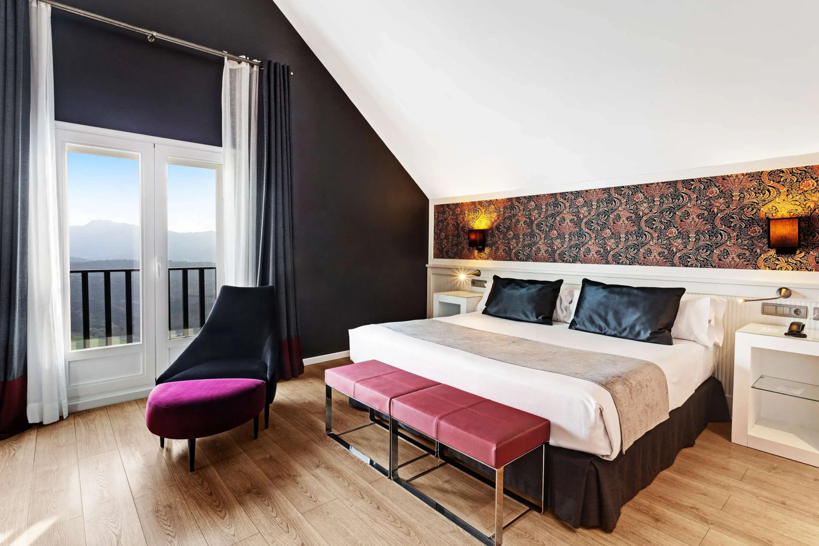 Отель Catalonia Reina Victoria