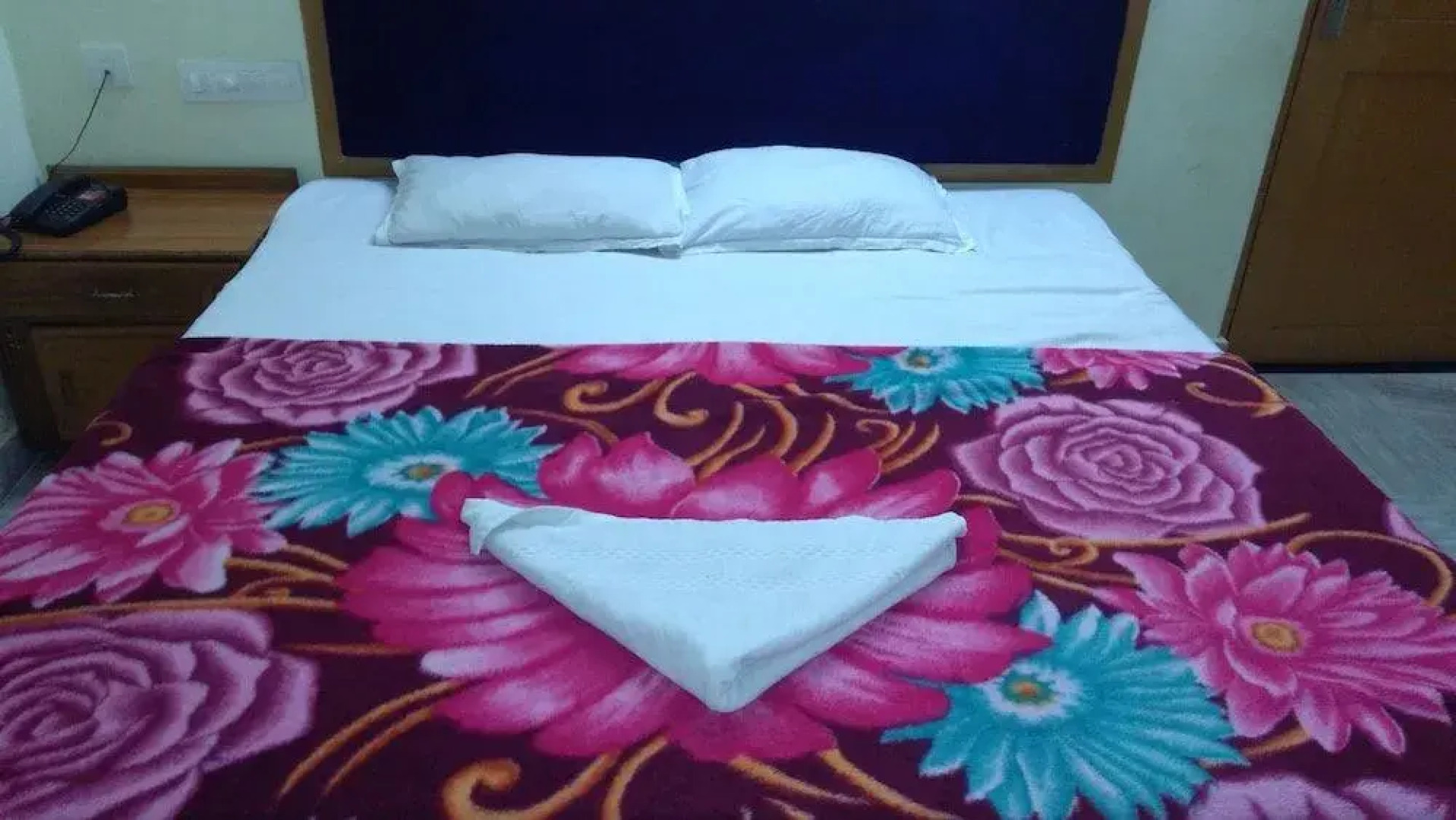 Iroomz Krishna Grand Inn