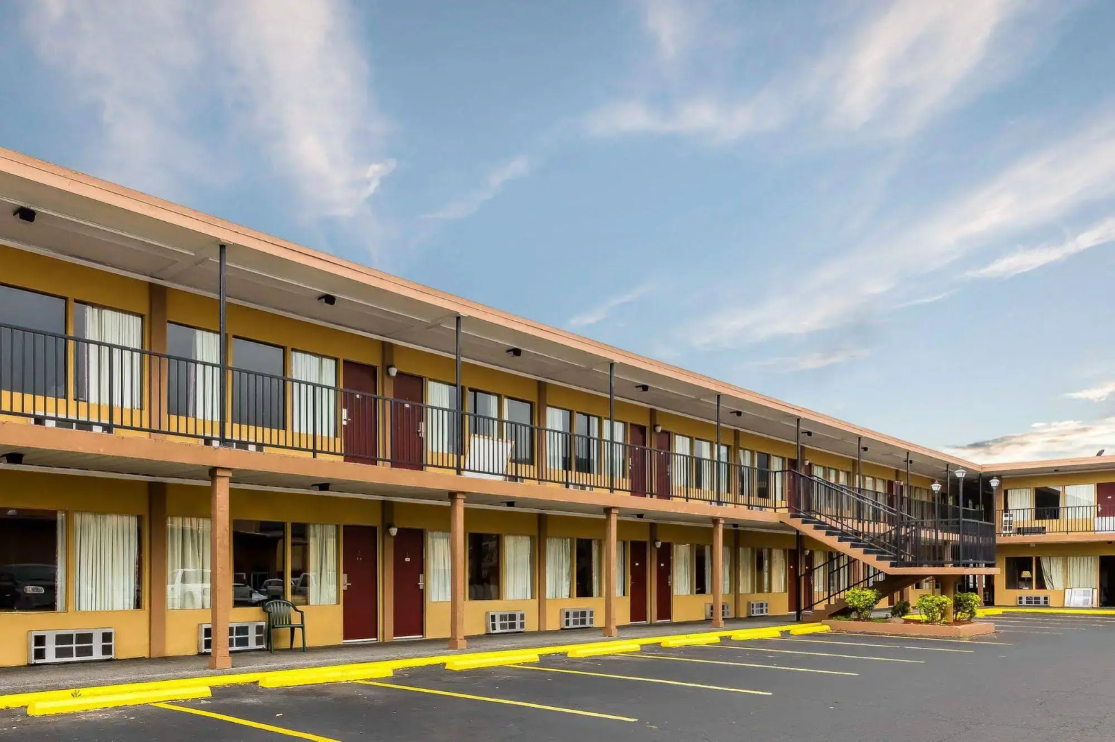 Econo Lodge Inn & Suites