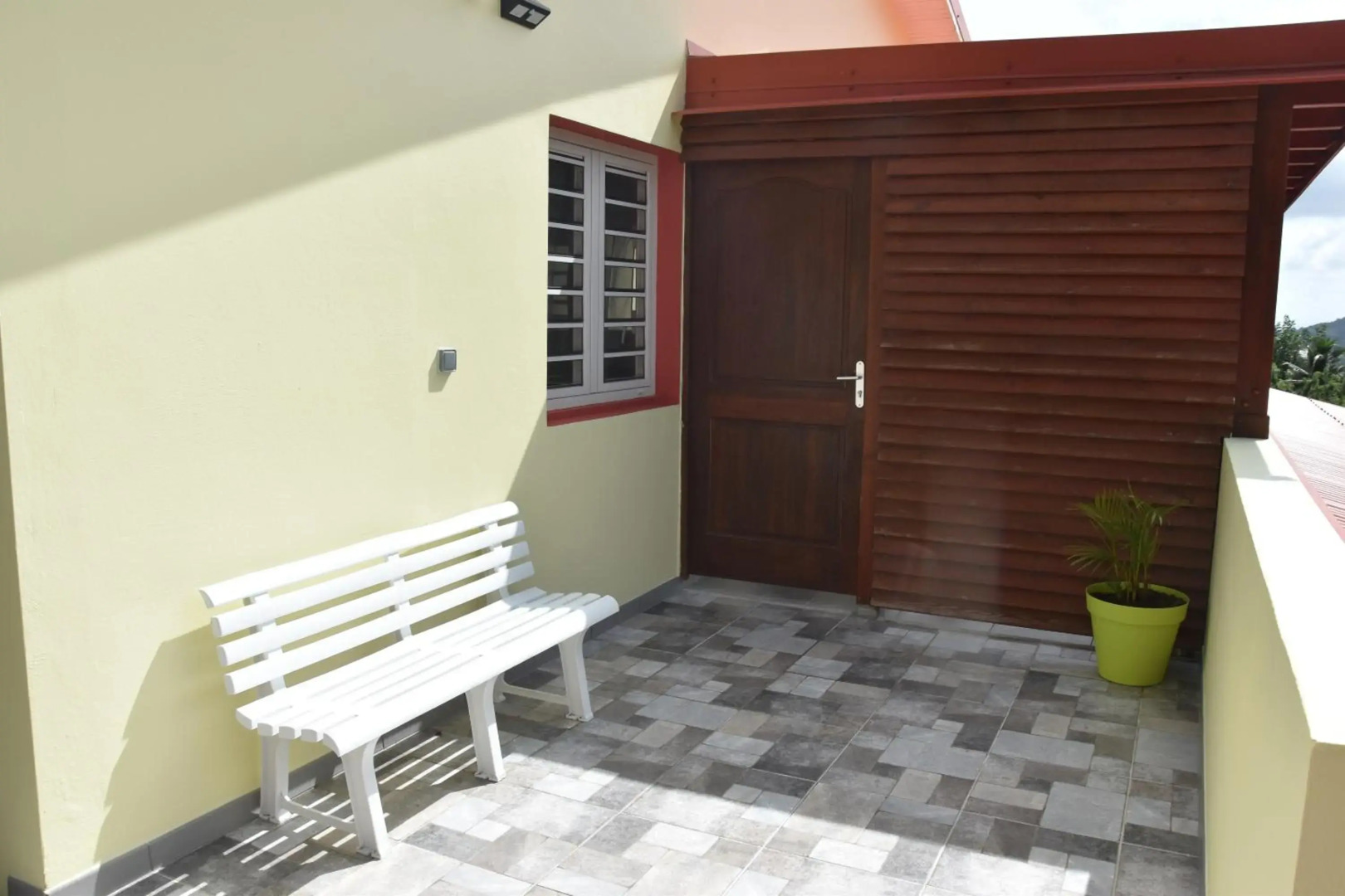 Haut de villa dans son écrin de verdure