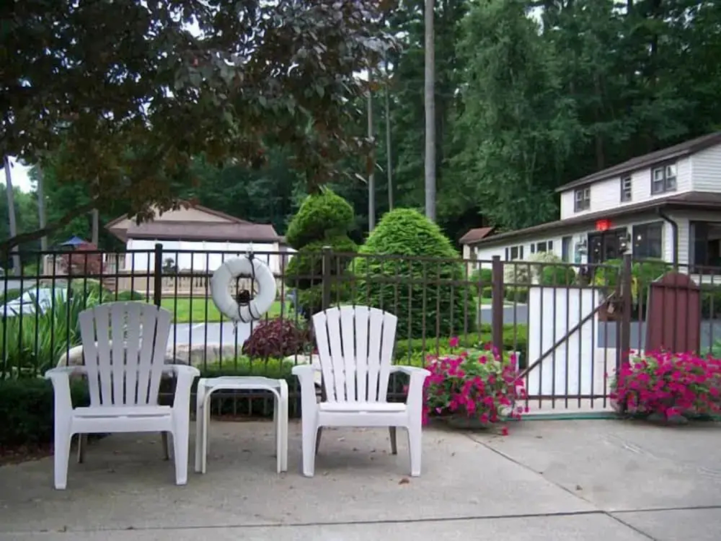 Tall Pines Motel