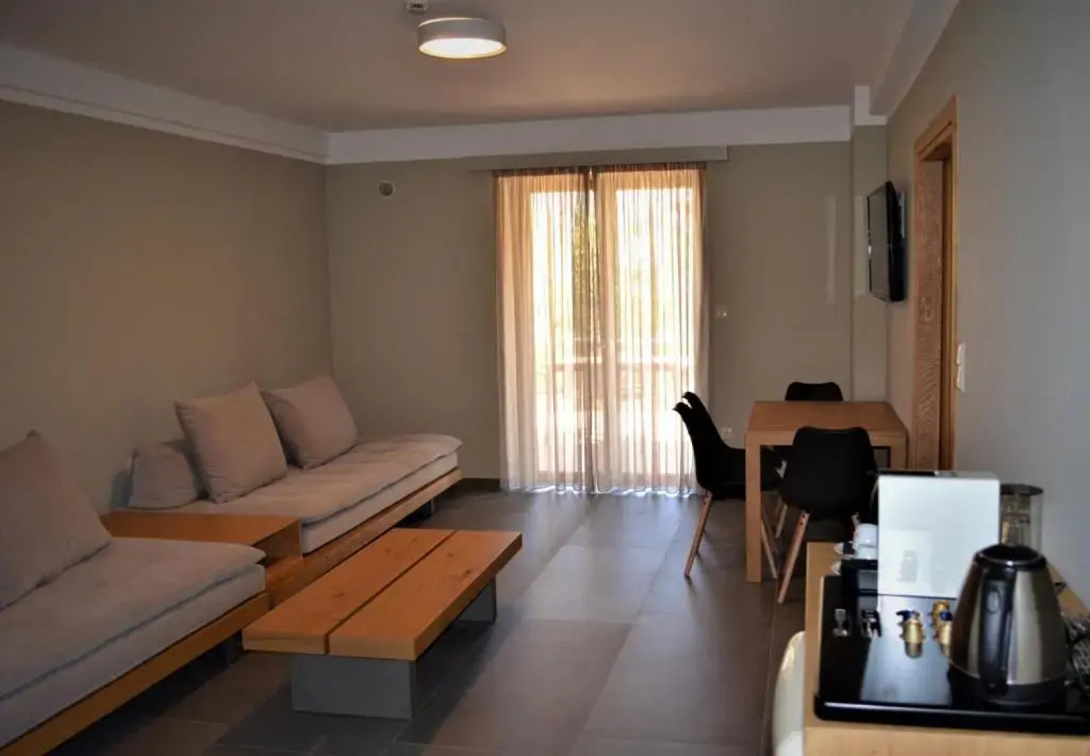 Diapori Suites Hotel