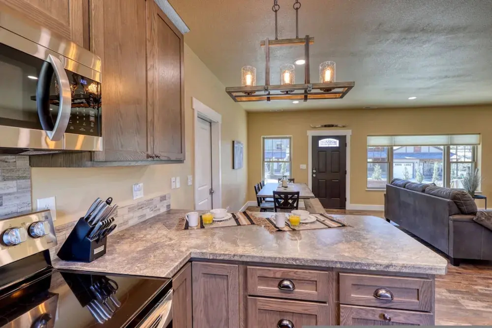 Modern Condo Near BH Attractions-garage Parking