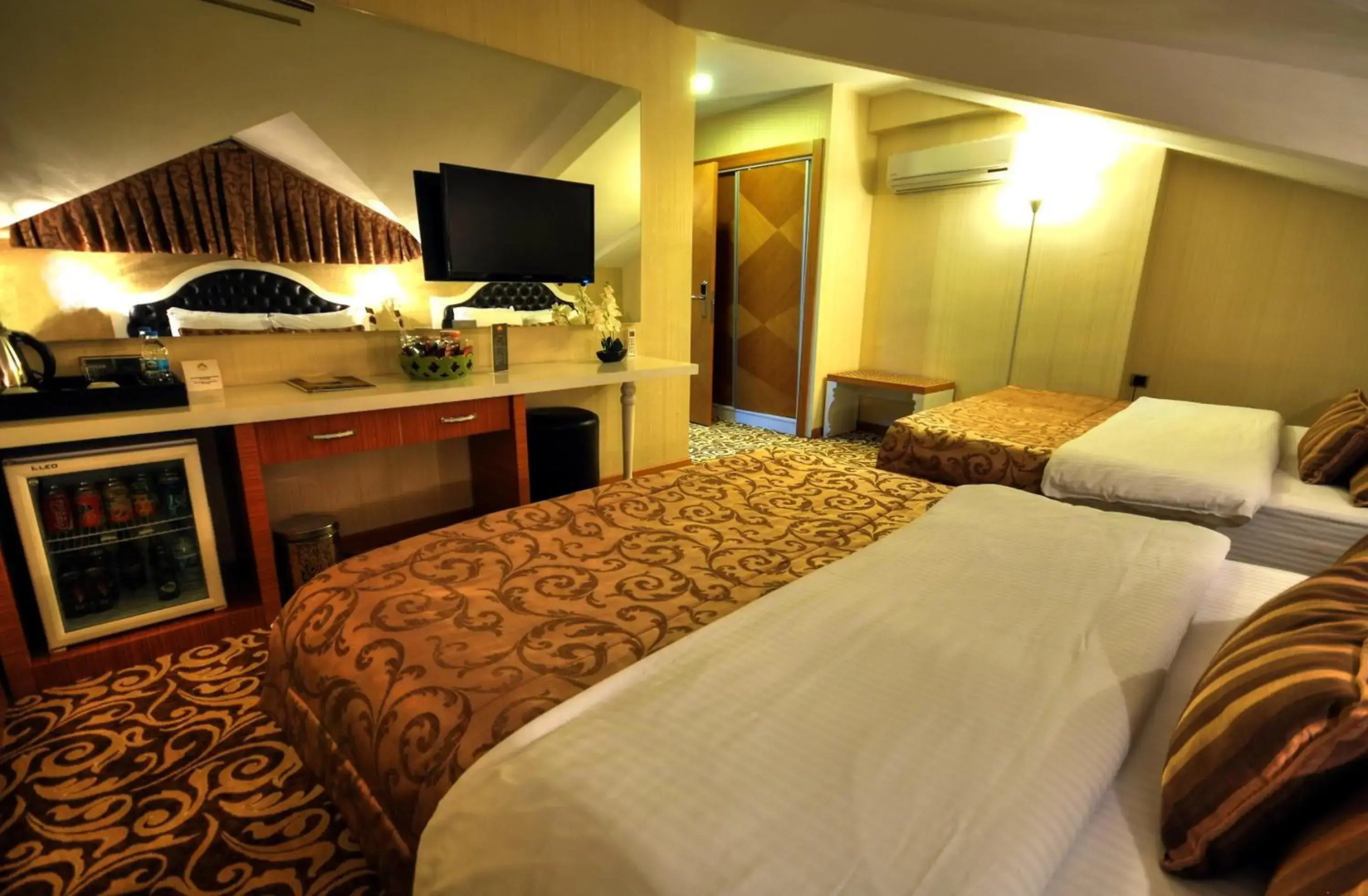 Golden Deluxe Hotel