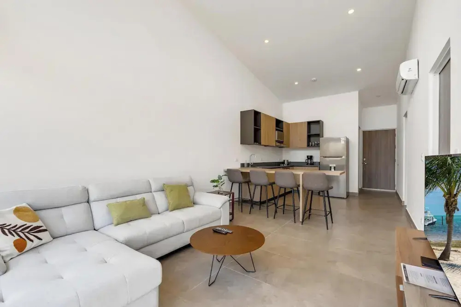 8 min walk to Beach Pool & Golf