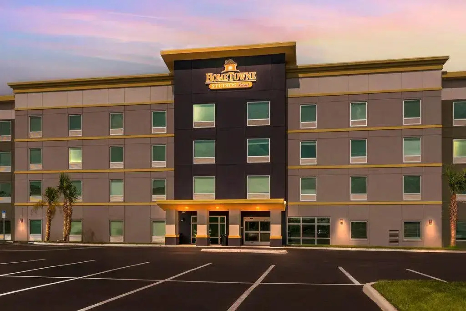 HomeTowne Studios by Red Roof Tampa - Airport