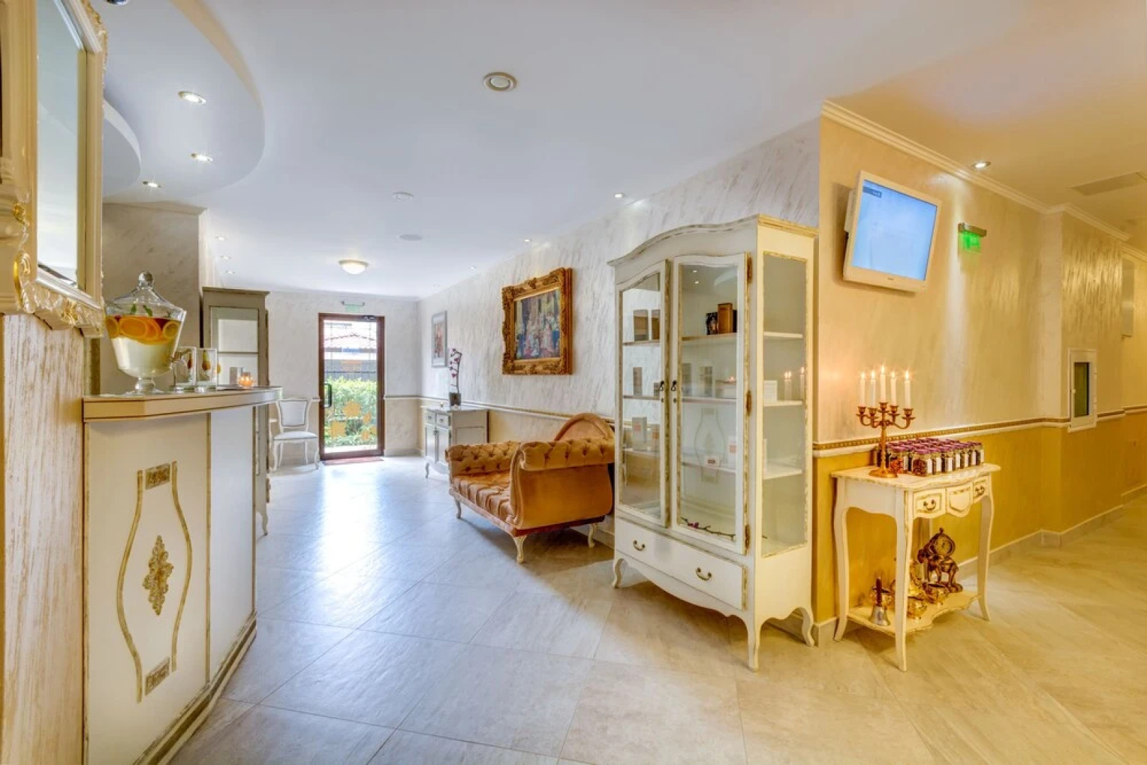 Esteban Apartcomplex