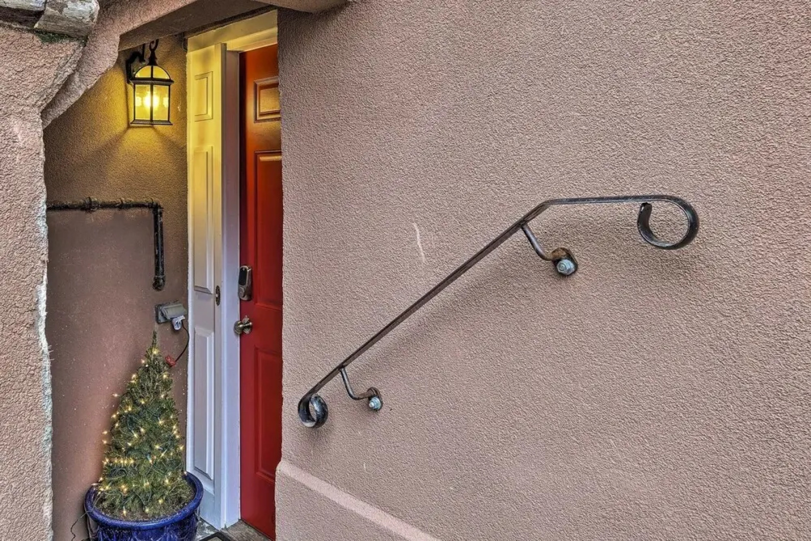 Charming Apt W/patio: Walk to Downtown Albany