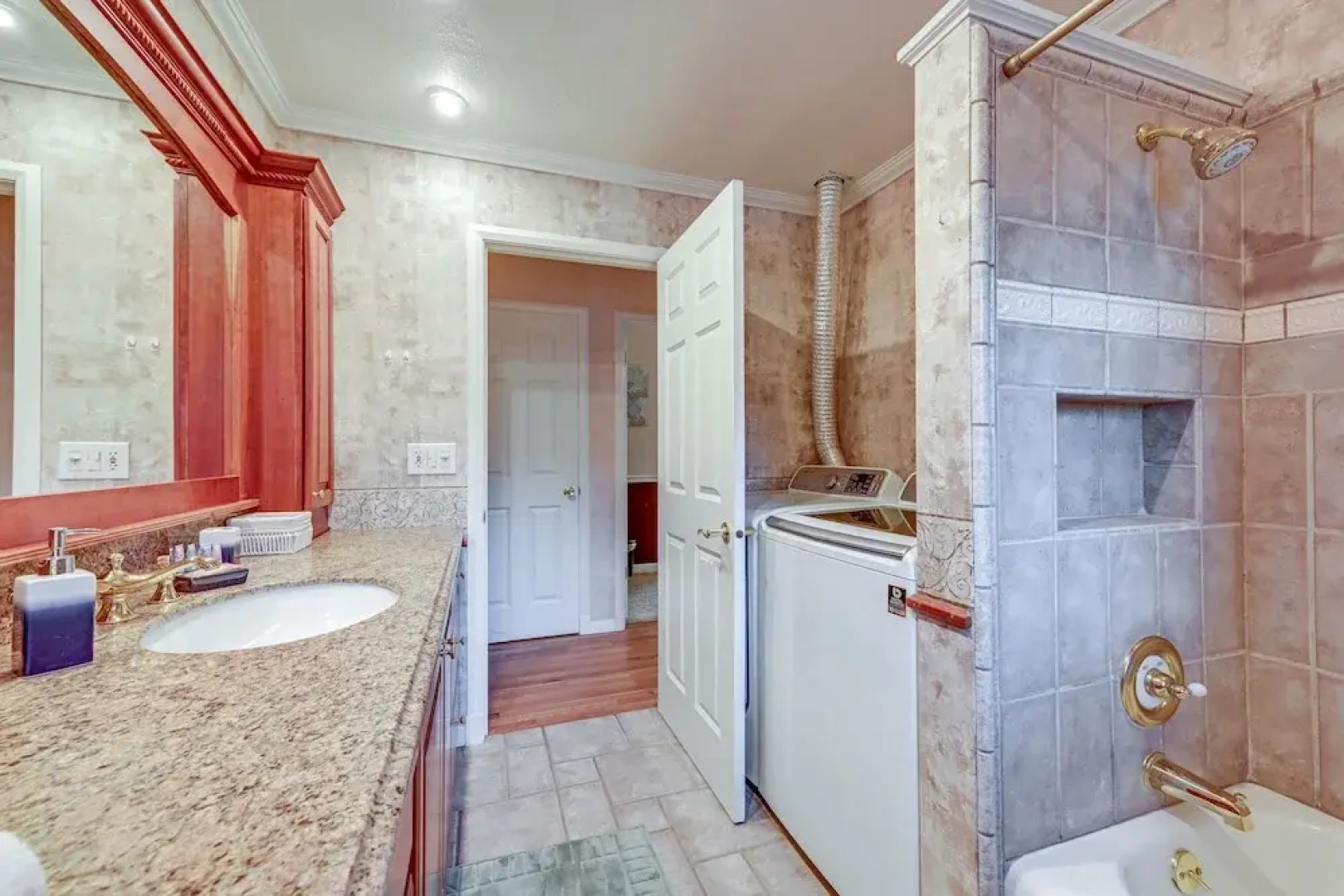 Enchanting Puyallup Home w/ Spacious Deck!