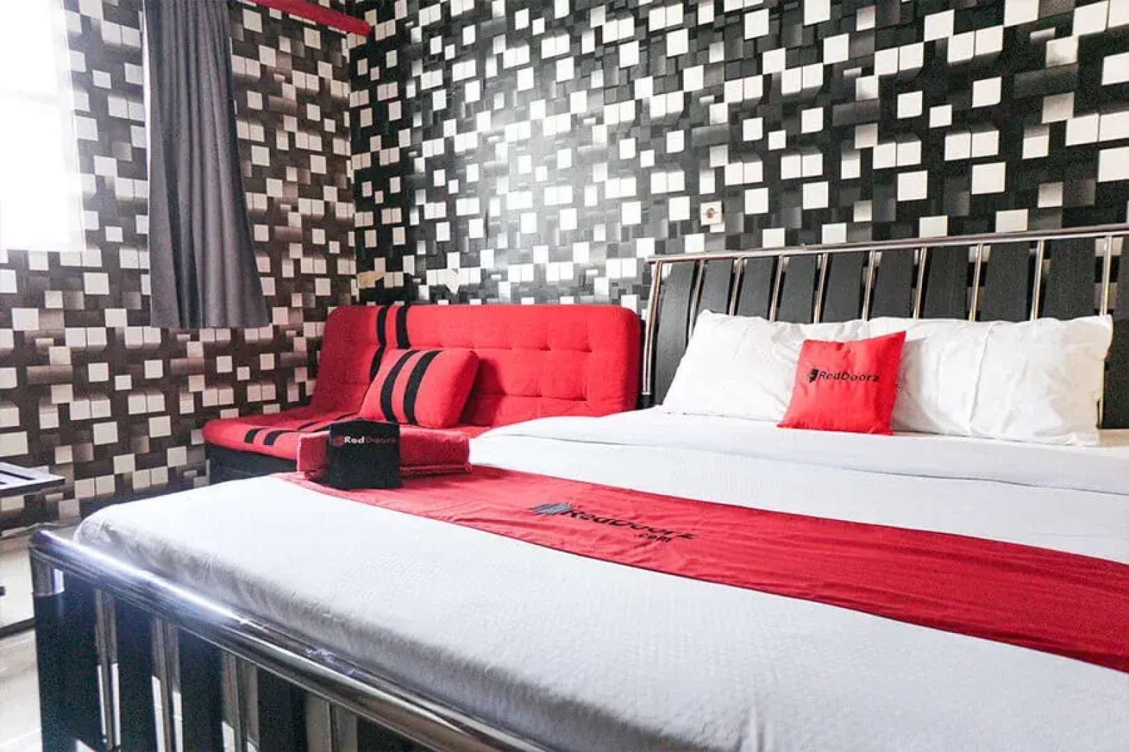 RedDoorz near Alun Alun Batu