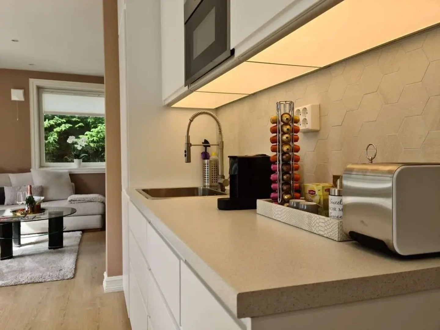 Bright And Modern - 2-bedroom, Central, Free Parking