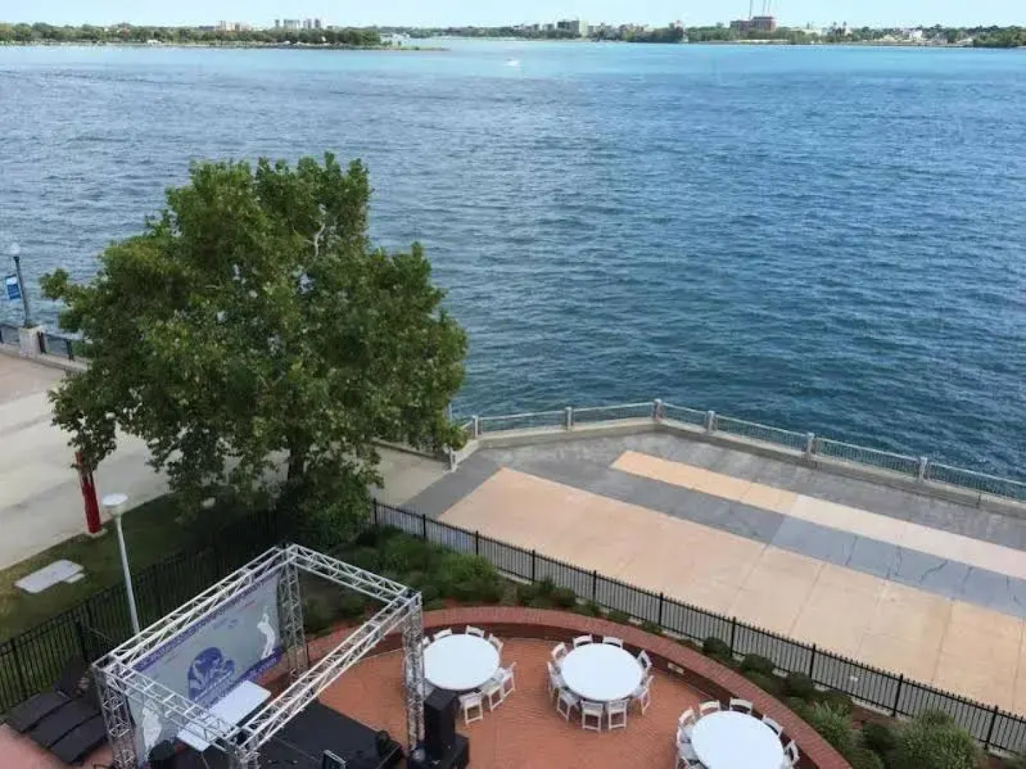 Roberts Riverwalk Hotel Detroit