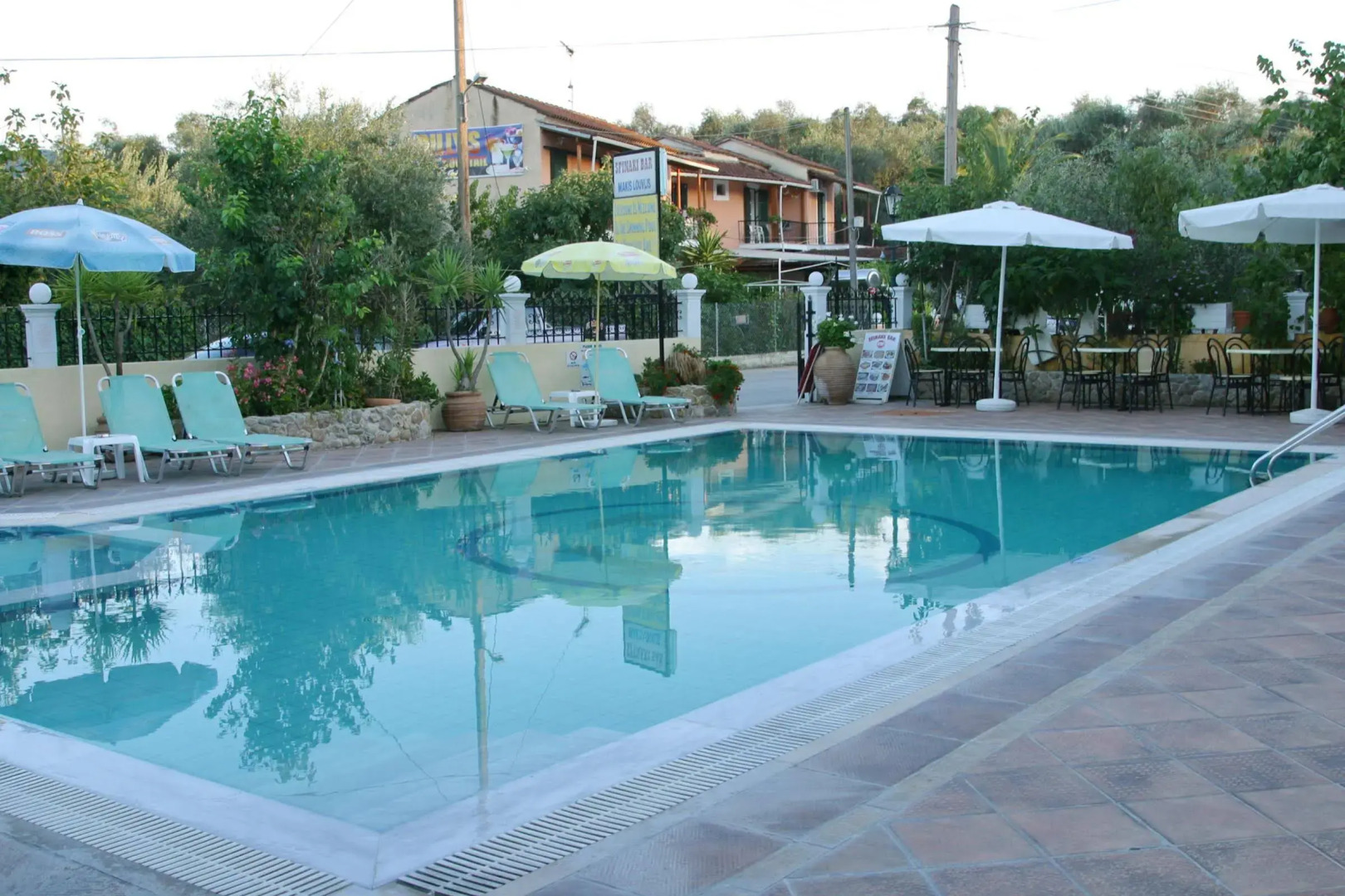 Makis Louvlis Apartments 