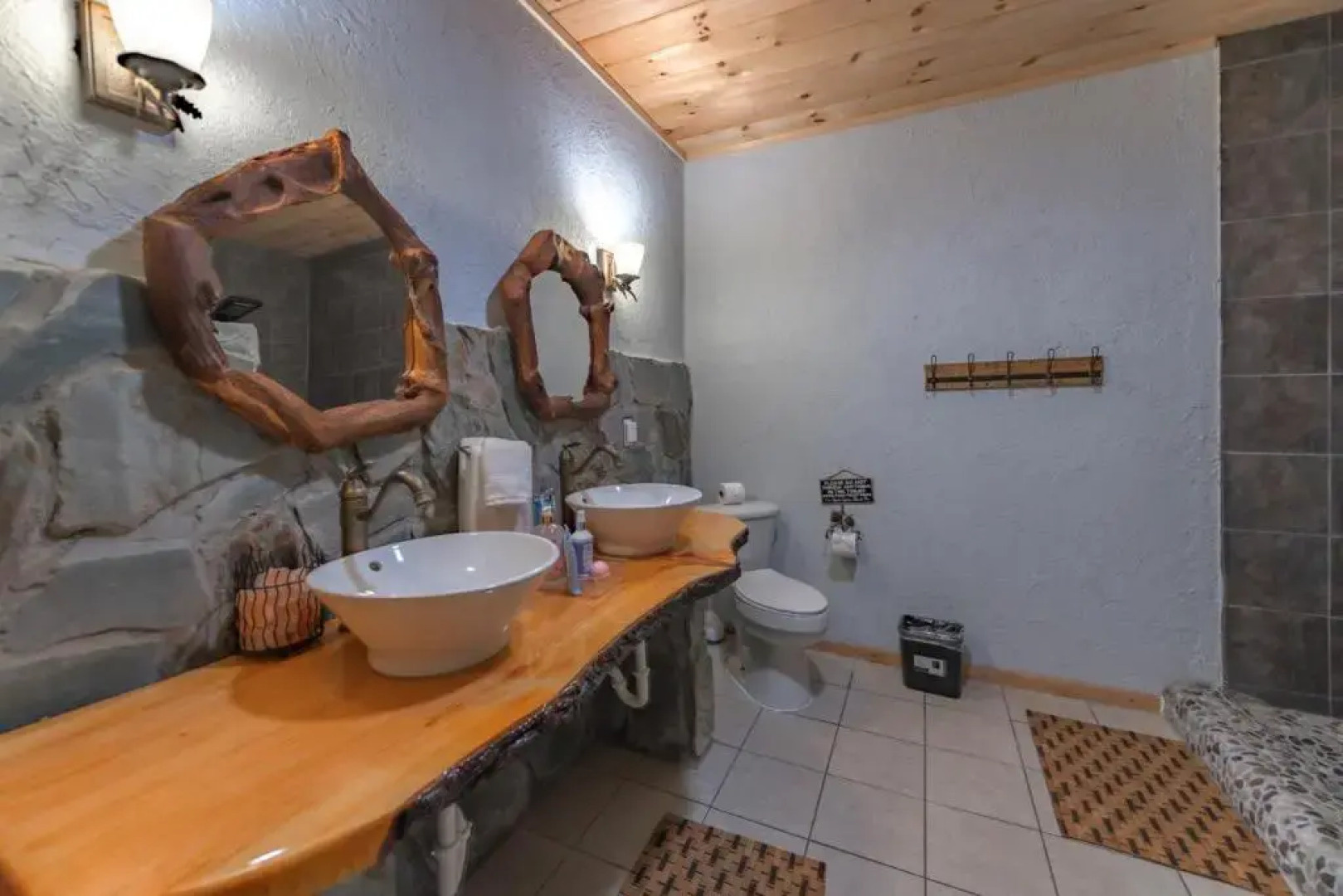 FAMILY FRIENDLY, Hot Tub, Fire pit, Pool Table, 2 Acres