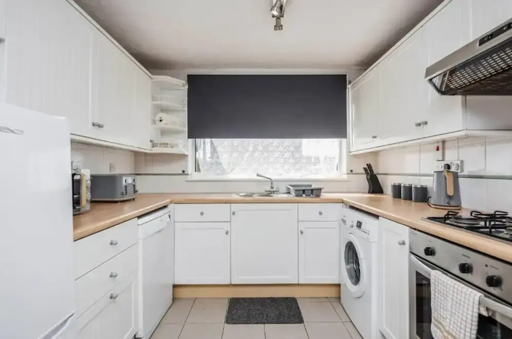 Cosy 3 Bedroom Home With Wifi, Parking & Garden
