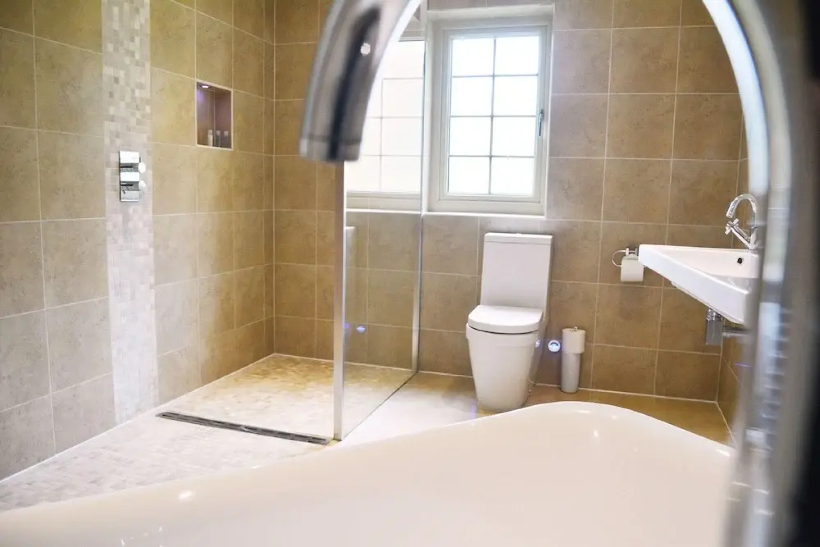 Five-star lodge set in stunning grounds with hot tub and lake views