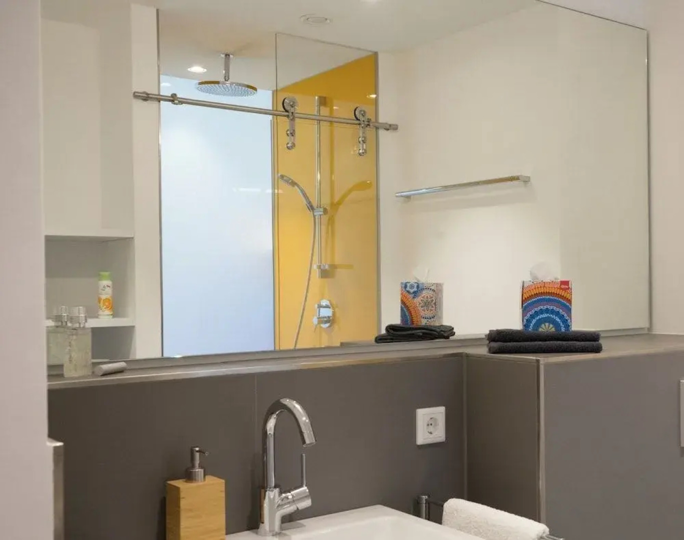 7 Hotel & Boardinghouse