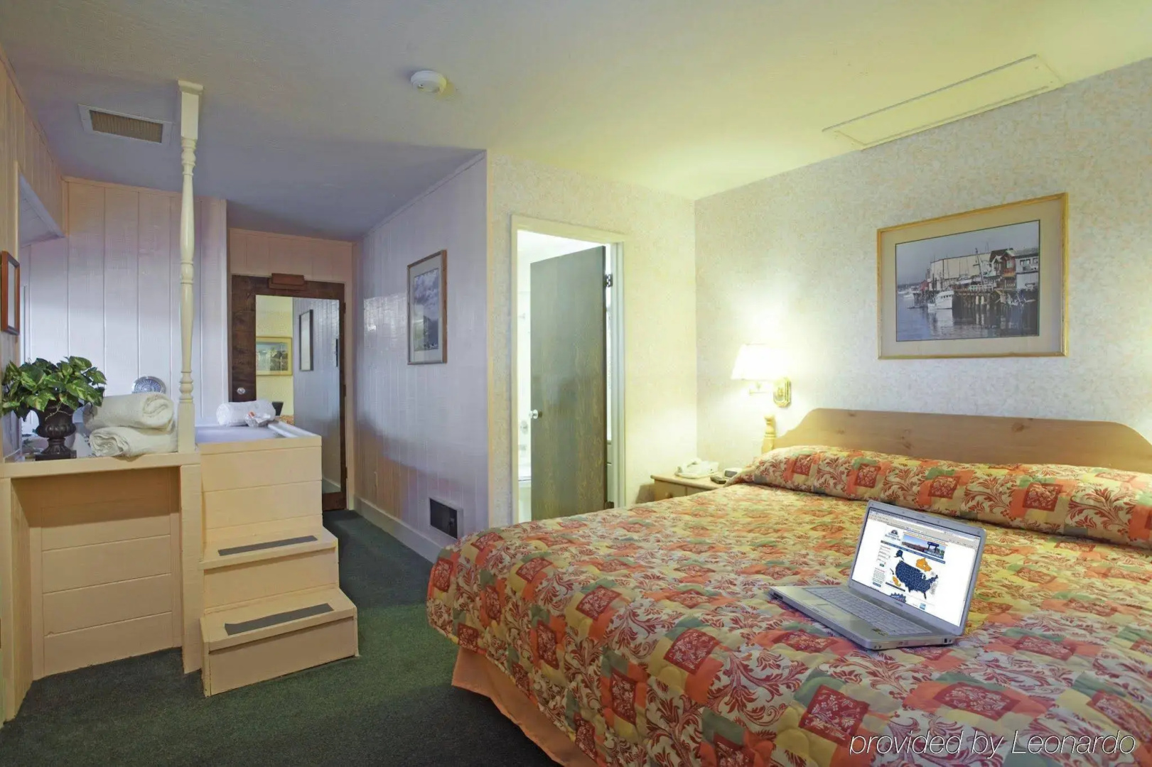 Red Roof Inn & Suites Monterey
