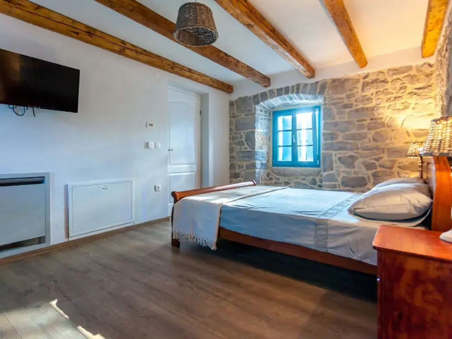 Gorgeous Villa With Private Swimming Pool and Covered Terrace