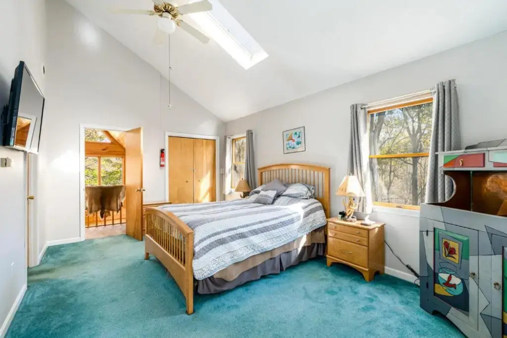 Private Creek, Hot Tub, Huge Deck at Chalet Cabin