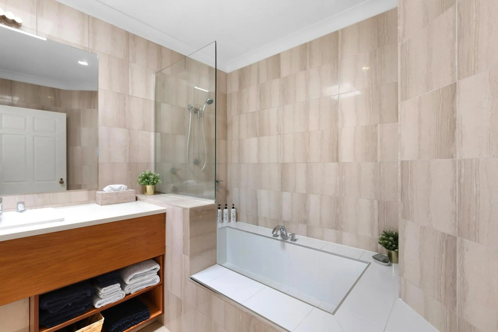 Montipora Unit 3 - In the heart of Airlie, wi-fi and Netflix