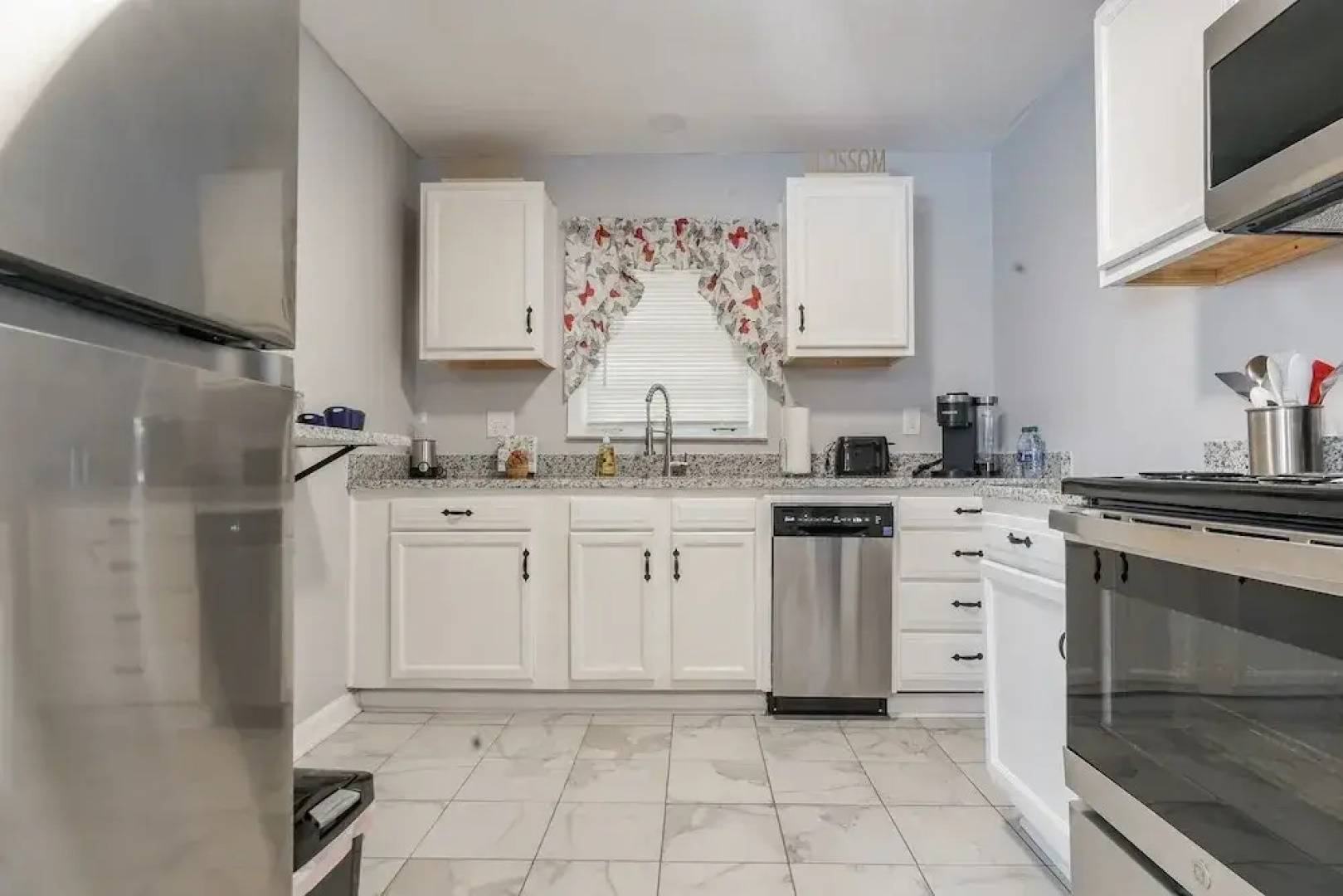 Spacious 3 Bedroom Home With Full Kitchen - Minutes From ATL Airport! 3 Home by Redawning