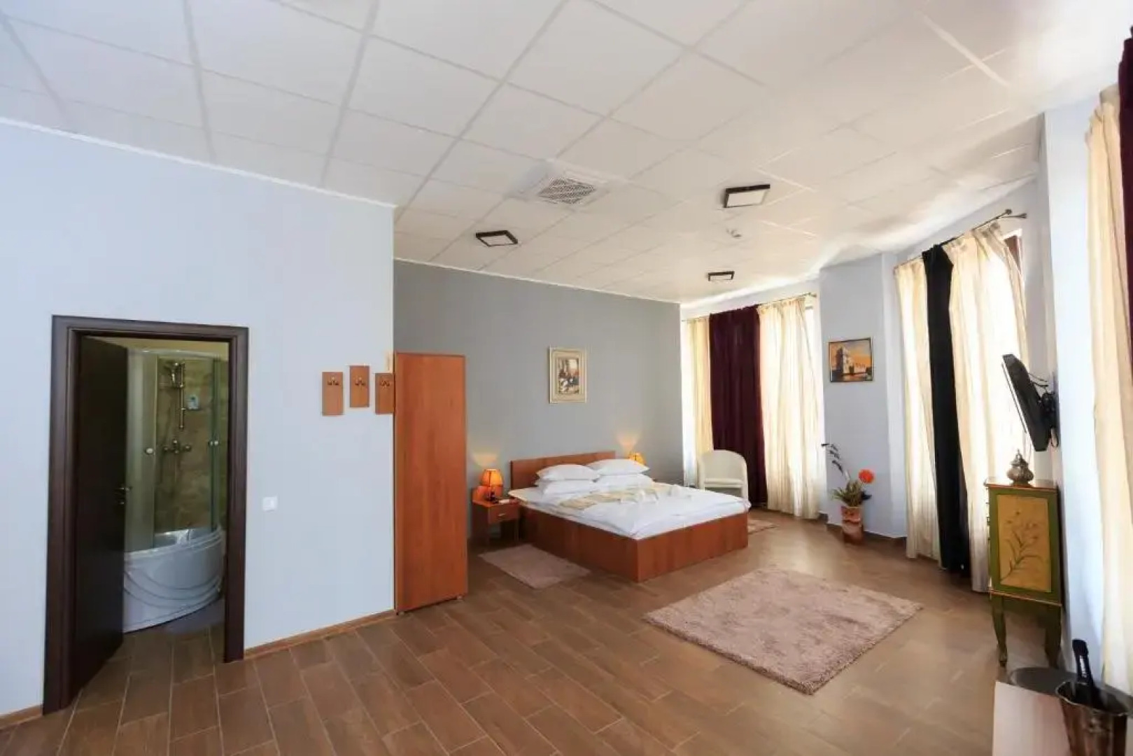 Corner Center Rental