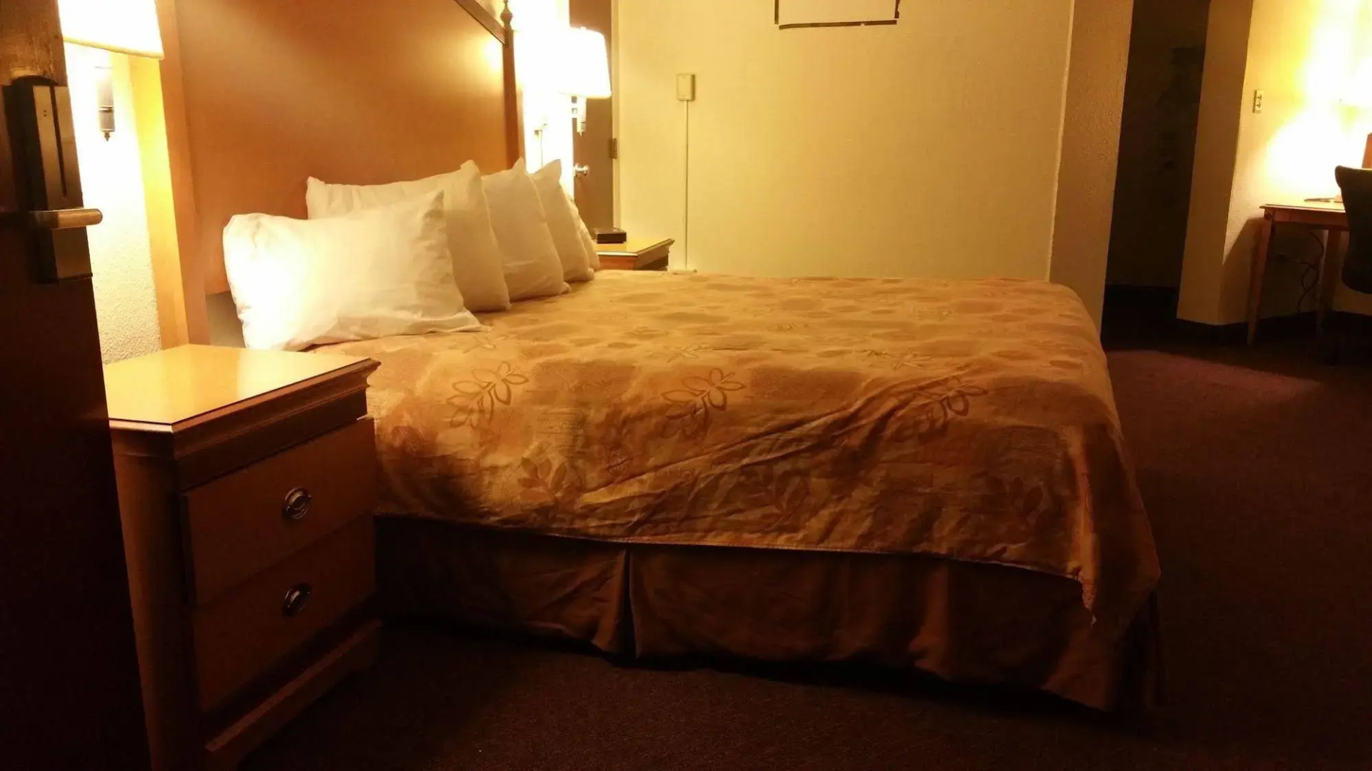 Econo Lodge Inn & Suites