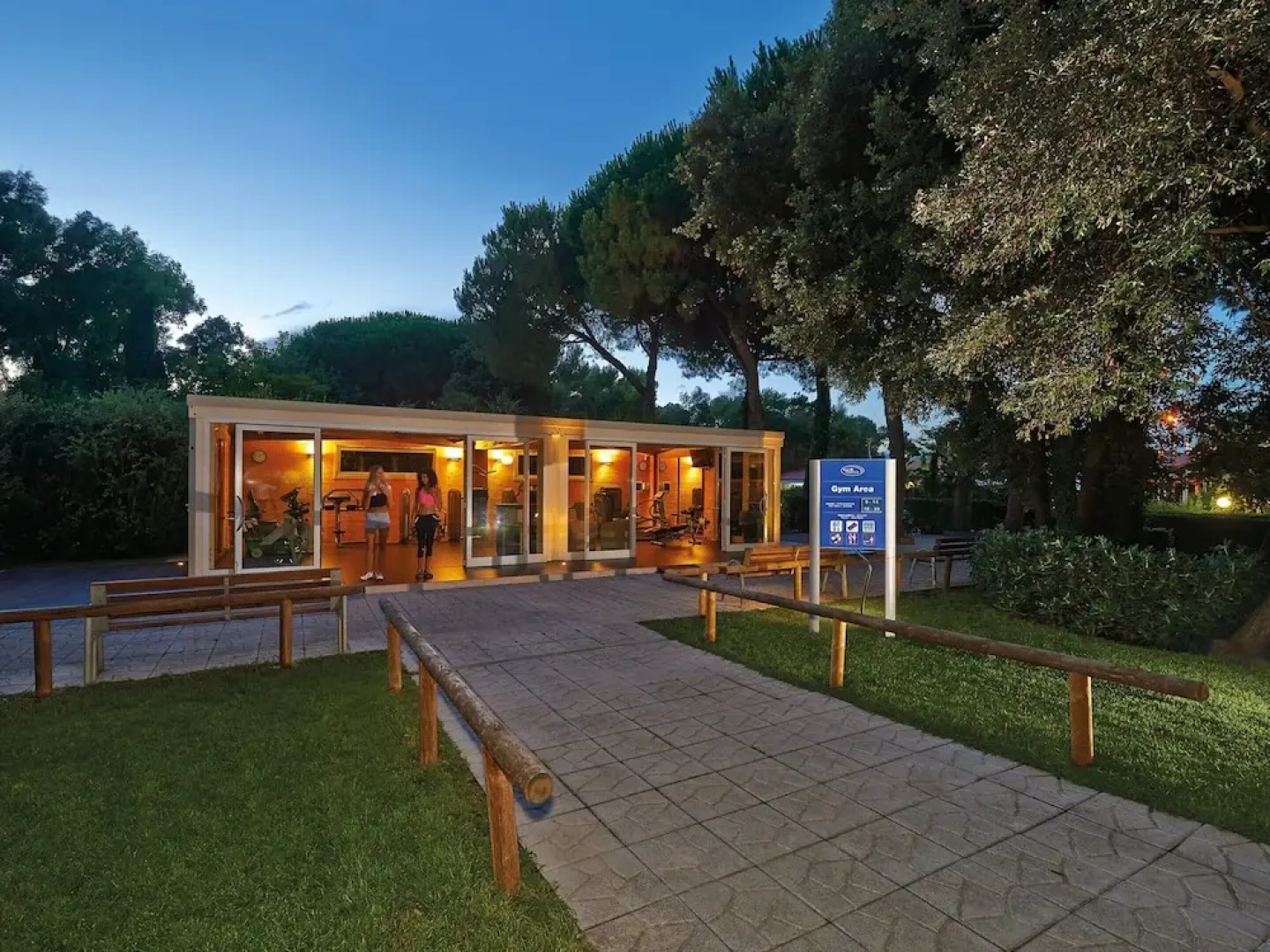 Chalet w/ Terrace & Pool