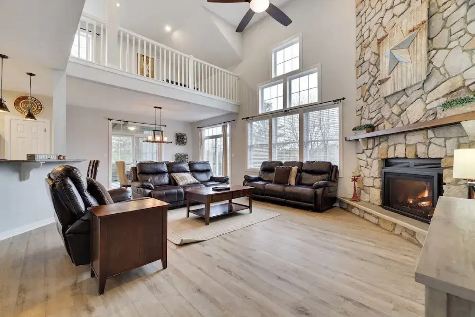 The Nest at Pinecrest by Avantstay Hot Tub Spacious Deck Game Room Fire Pit