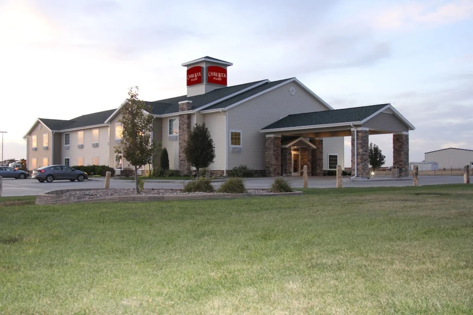 Castle Rock Inn & Suites