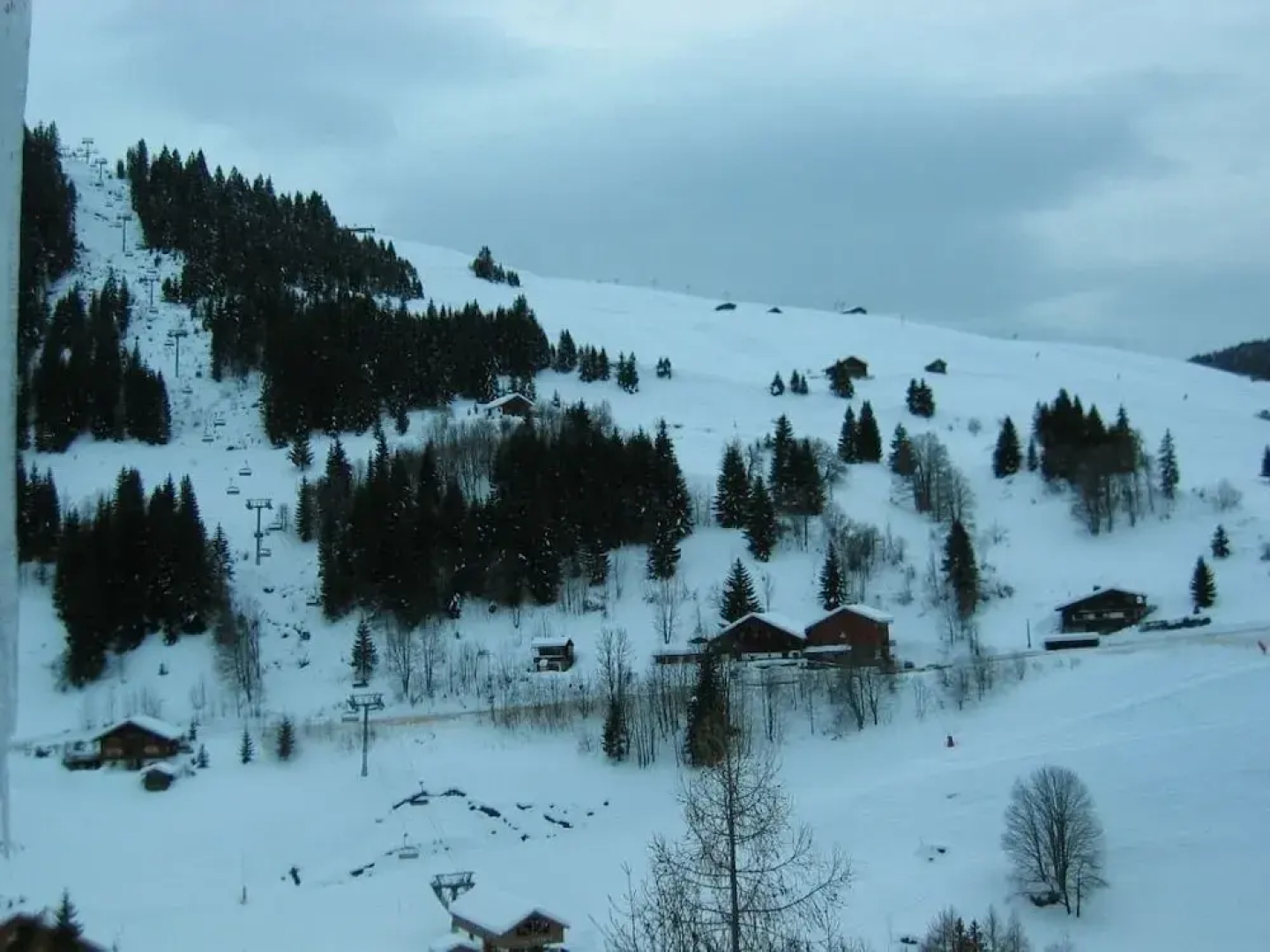 ARAVIS 16003 La Clusaz Skis aux pied