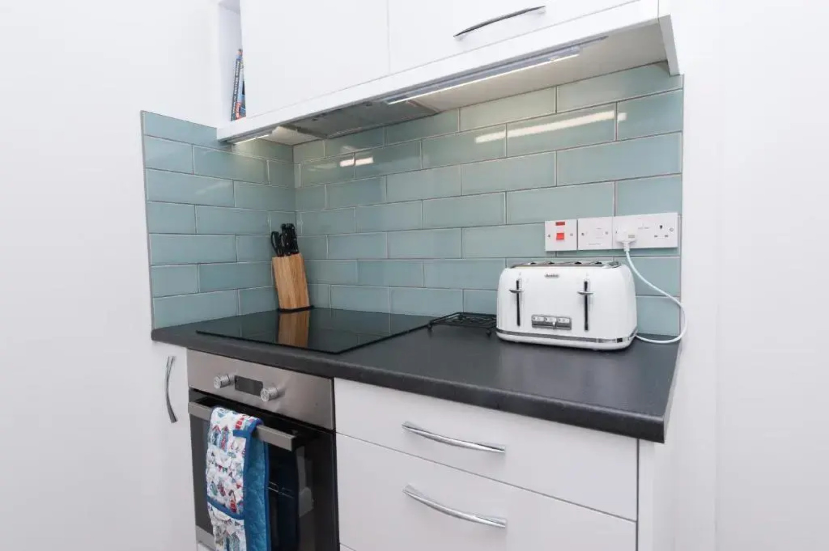 Two bed ground floor apartment, sleeps six, free parking and high speed Wifi