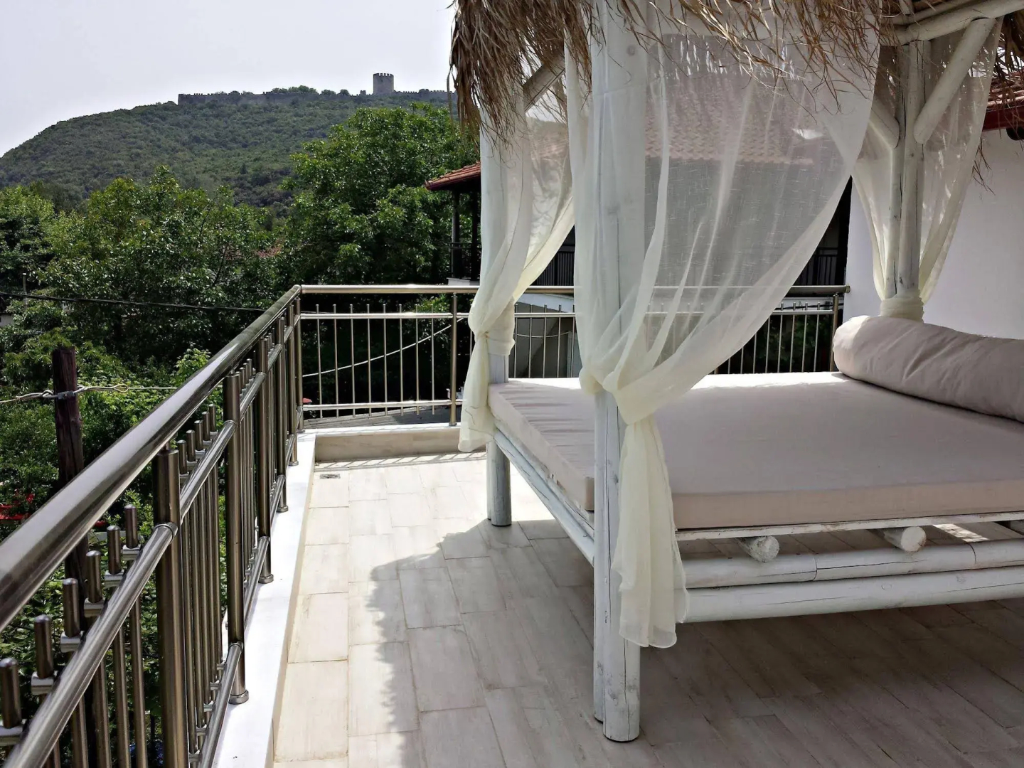 Studios & Apartments Efrosini