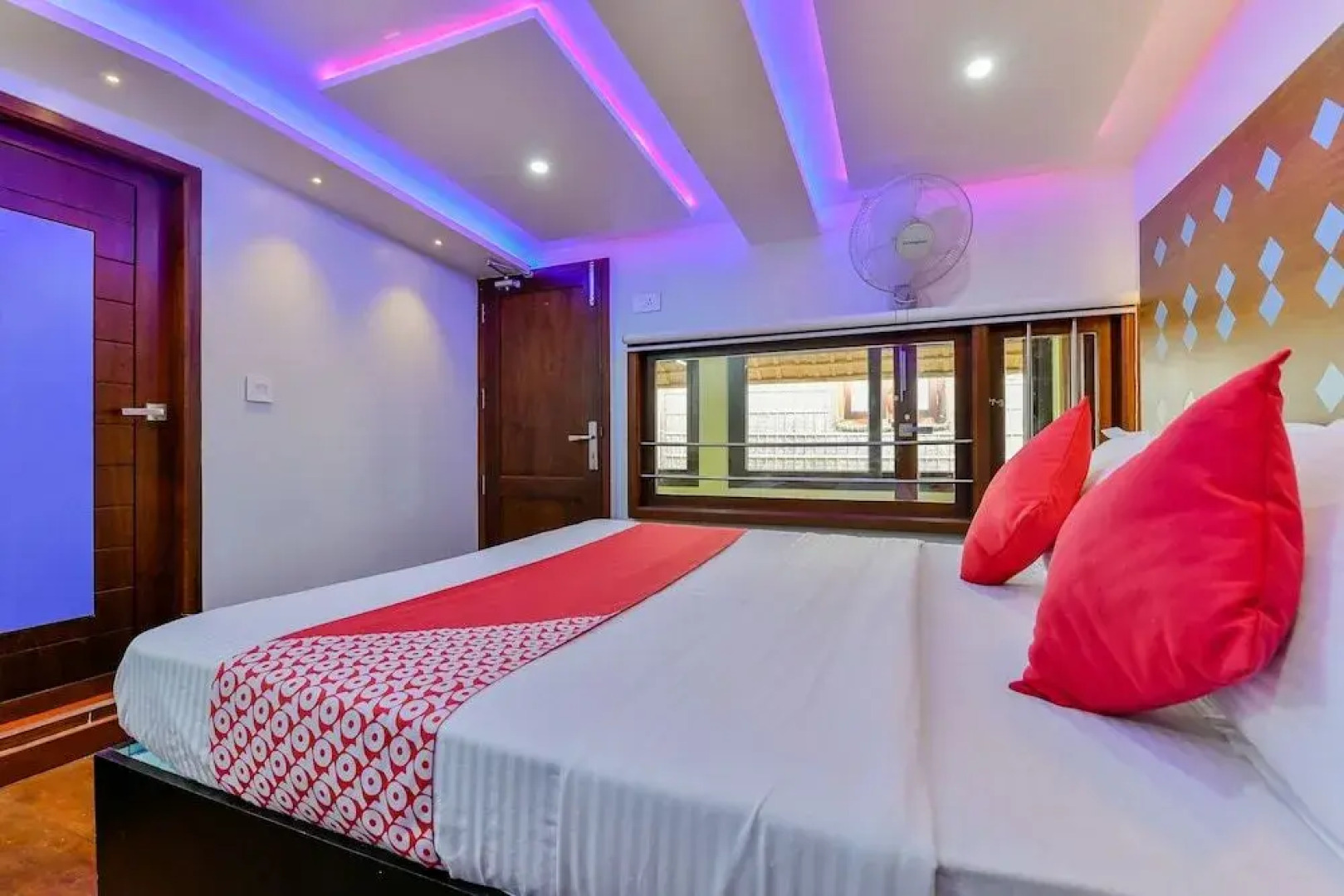 OYO 22759 Houseboat Luxury Smart Gold 6 BHK