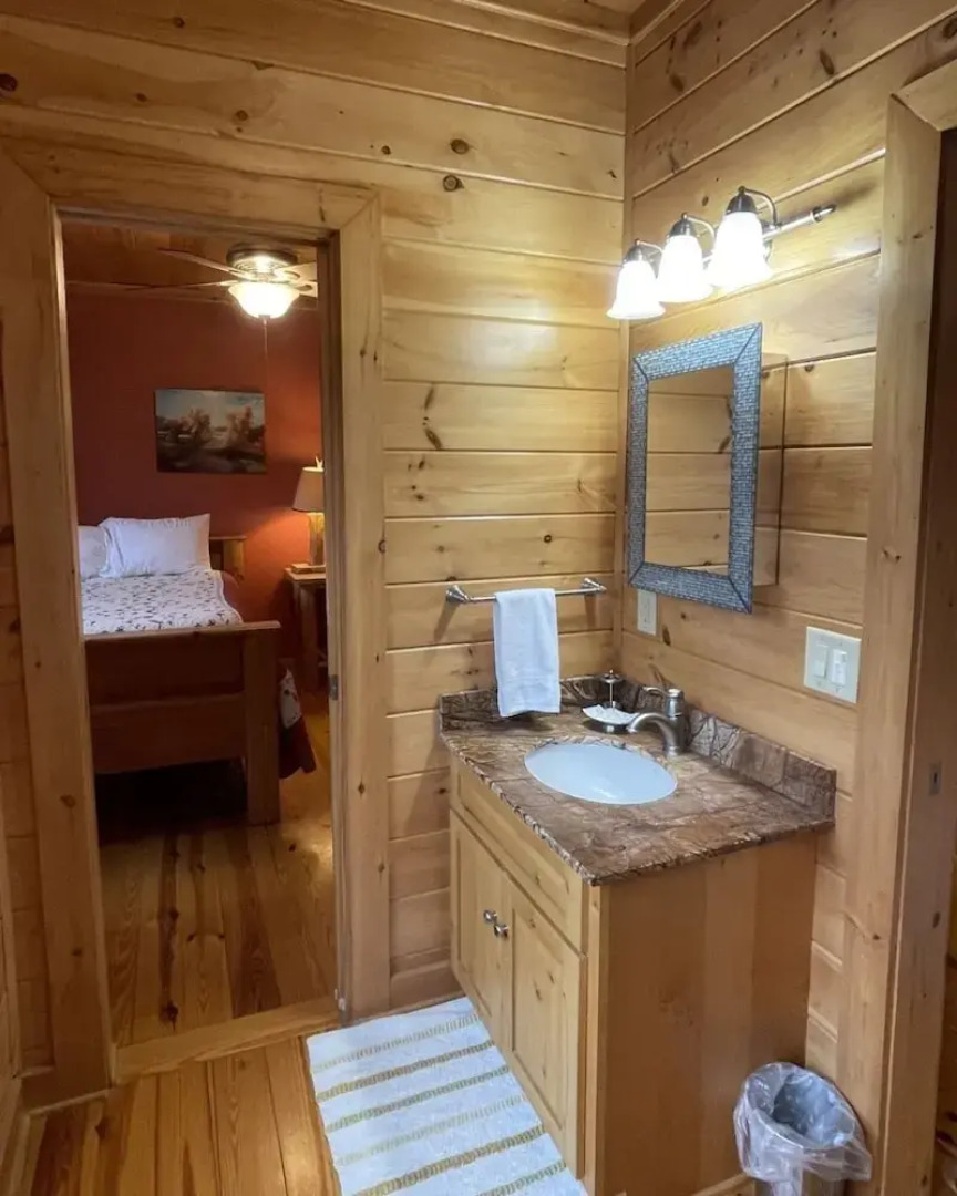 Deluxe log cabin! Pet and motorcycle friendly - enjoy nature with family and friends! 3 Bedroom Cabin by RedAwning