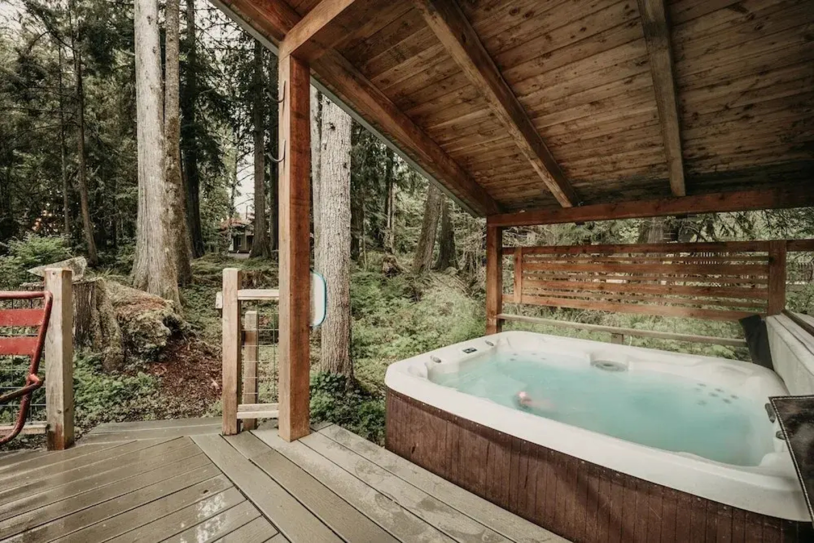 99mbr - Hot Tub - Wifi - Pets Ok - Bbq - Sleeps 6 2 Bedroom Home by RedAwning