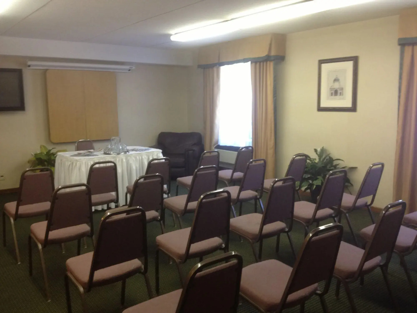 Comfort Hotel & Suites