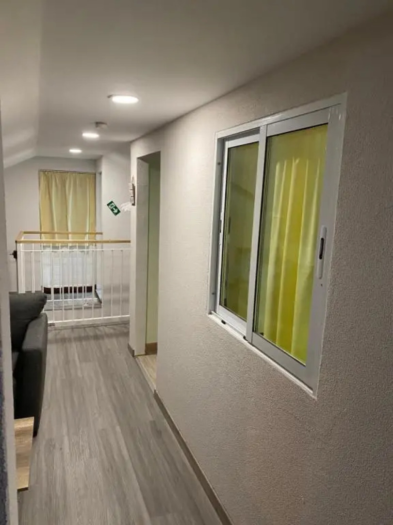 Lovely newly refurbished, 1 bedroom top floor apartment with sea views, fast WI-FI CABLE TV and Netflix