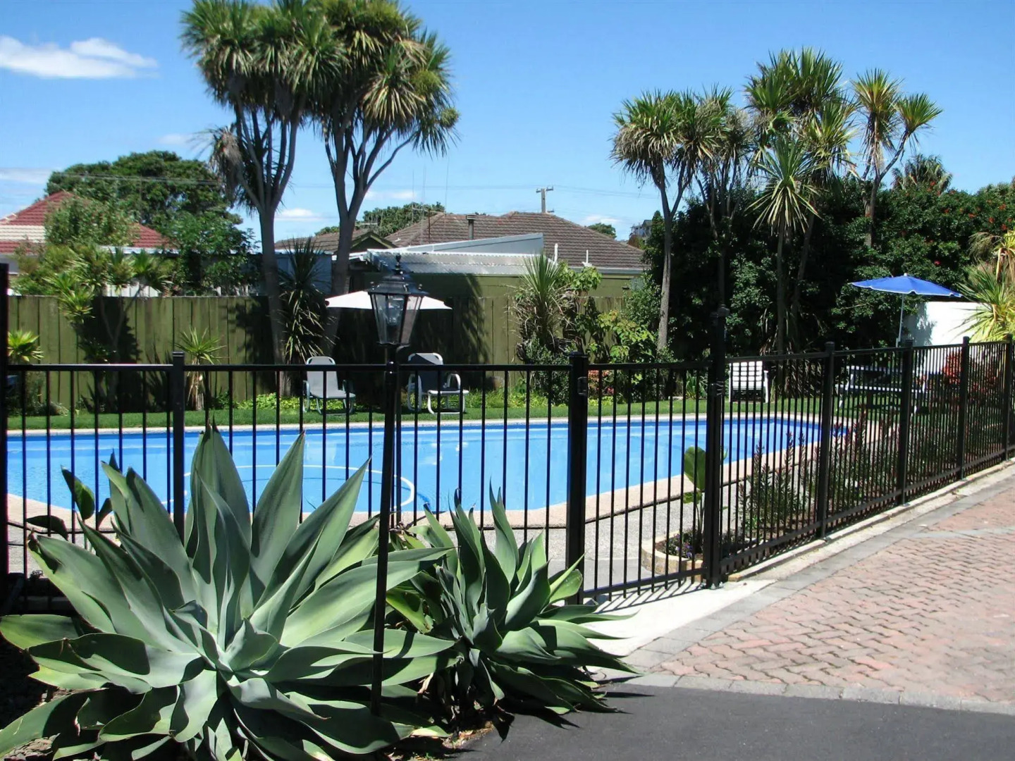 Cobblestone Court Motel – Wenzel Motels