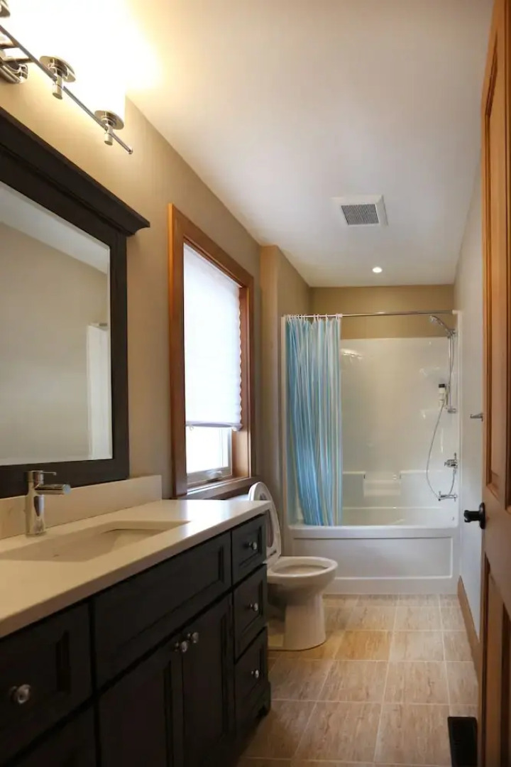 Lakefront Cottage with Stunning Lakeview