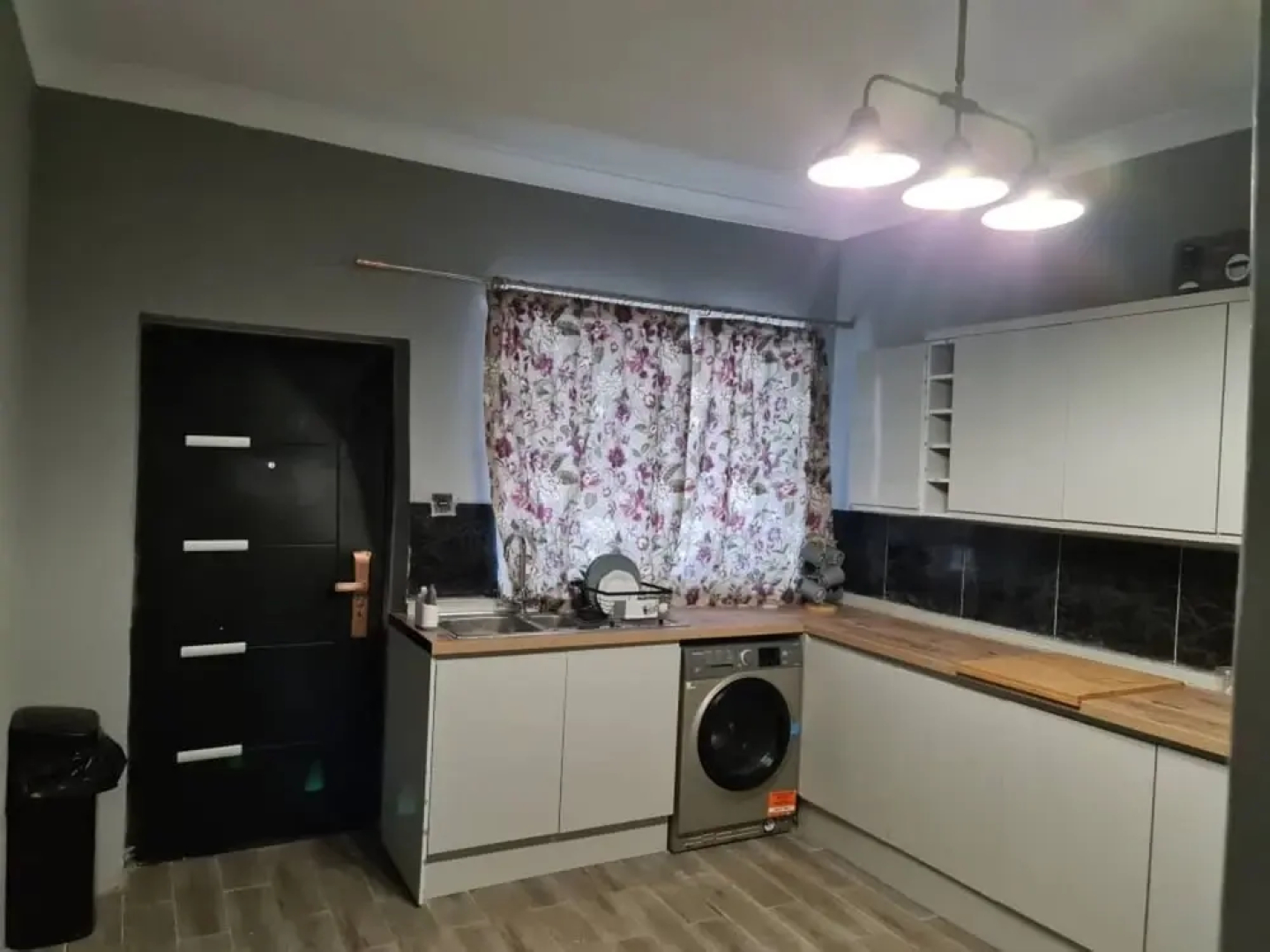 6-bed House in Freetown 5 min Drive From the Beach