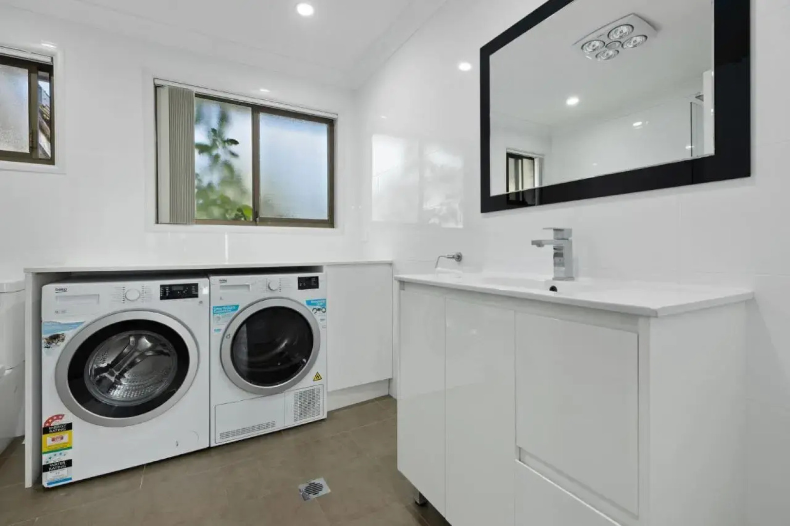 Modern Family Holiday Home Overlooking Jervis Bay