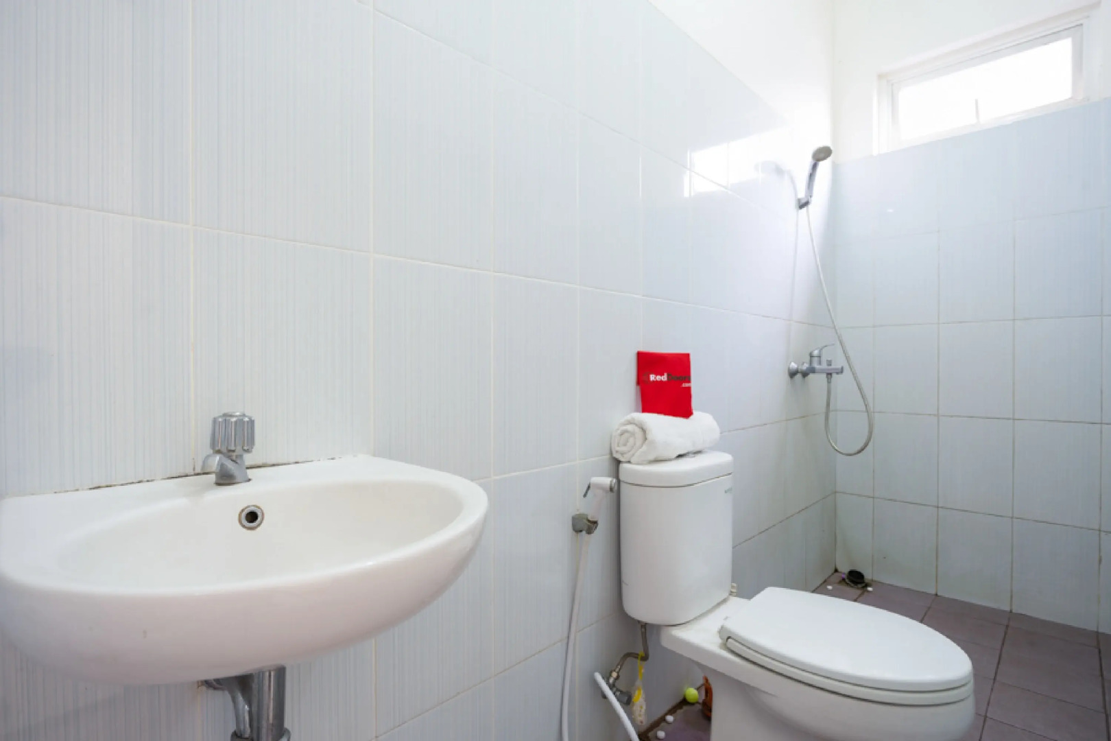 RedDoorz Plus near Siloam Karawaci